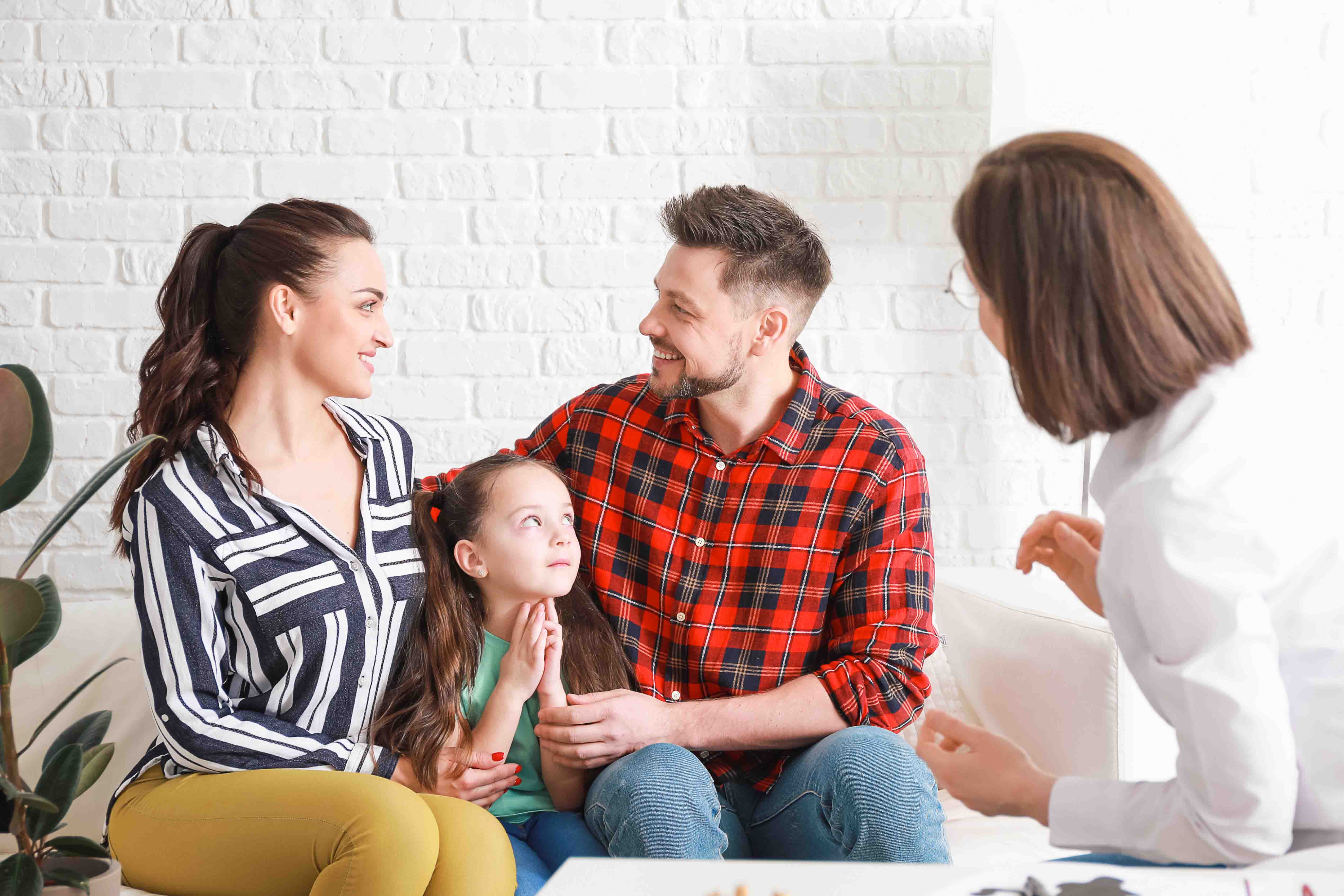 A lifestyle medicine expert talking with parents and child.